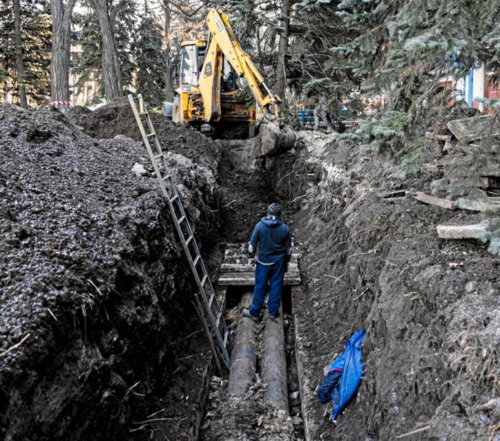 Técnicos reparan la red de tuberías en Kramatorsk.