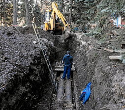 Técnicos reparan la red de tuberías en Kramatorsk.