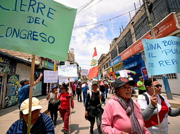 Manifestantes a favor de Pedro Castillo piden el cierre del Congreso en Abancay.