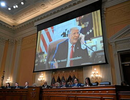 Una imagen de Trump preside la última audiencia de la comisión parlamentaria.