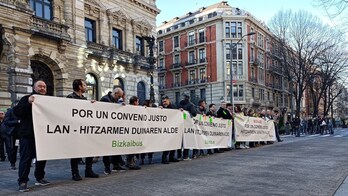 Los trabajadores de Bizkaibus se han concentrado ante la Diputación.