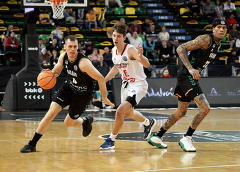 Michale Kyser, que en la imagen continúa un bloqueo previo realizado a Radicevic, ha sido el mejor de un mal Bilbao Basket.