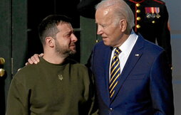 Joe Biden rodea con su brazo a Volodymyr Zelensky a su llegada a la Casa Blanca.