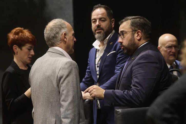 Los parlamentarios de EH Bildu Bakartxo Ruiz y Adolfo Araiz conversan con el portavoz del PSN, Ramón Alzórriz, y el vicelehendakari Javier Remírez en el atrio del Parlamento.