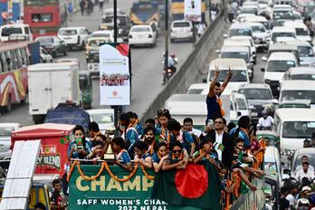 Bangladesheko jokalariak gol bat ospatzen