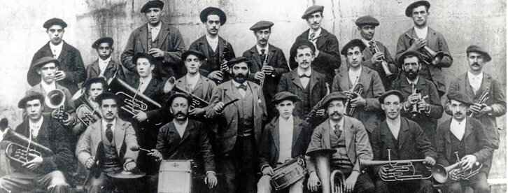 Durangoko La Amistad musika banda liberalaren partaideak,  1893 inguruan. Erdian, bizar eta batutarekin, Bartolome Ertzilla. Dagoen argazki bakarra omen da.