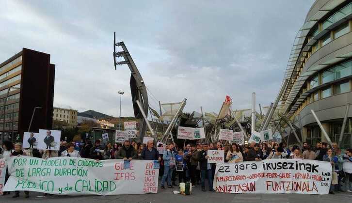 El comité del Instituto Foral de Asistencia Social se ha concentrado ante el Palacio Euskalduna.