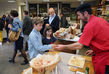 Degustación en una jornada de puertas abiertas en el polo comercial y de artesanía de Ortzaize.