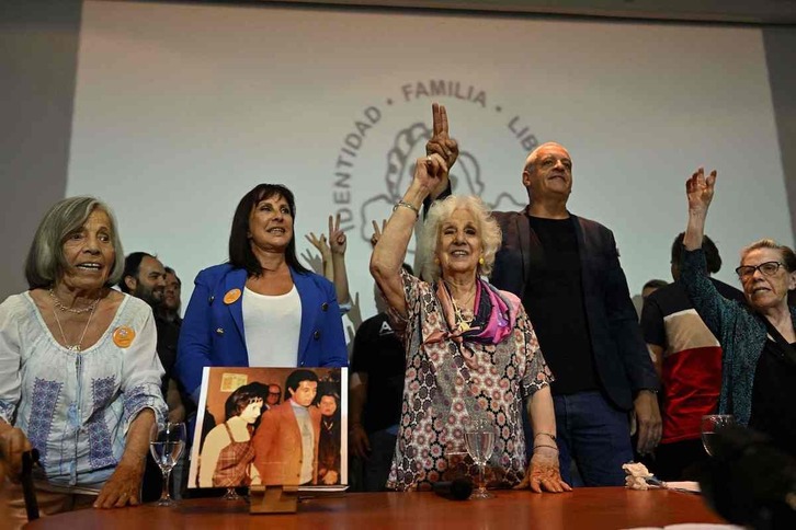 La titular de Abuelas de Plaza de Mayo, Estela de Carlotto, junto a integrantes de la institución, de la CONADI y nietos restituidos, anuncia el hallazgo de un nuevo nieto, el número 131.