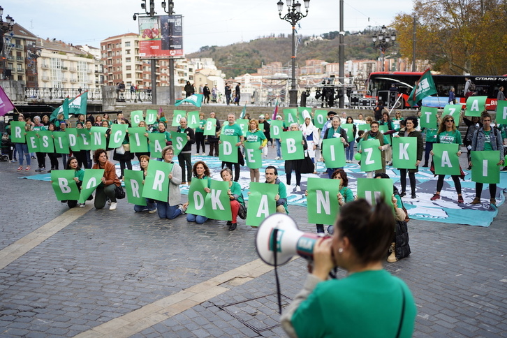 Mosaico que han realizado trabajadores de las residencias de Bizkaia para terminar la semana de huelga.