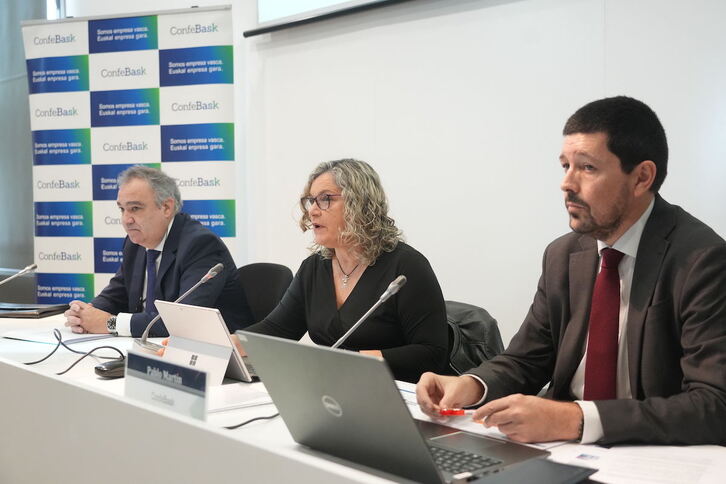 Eduardo Aretxaga, Isabel Busto y Pablo Martín, en la presentación del informe de Confebask.