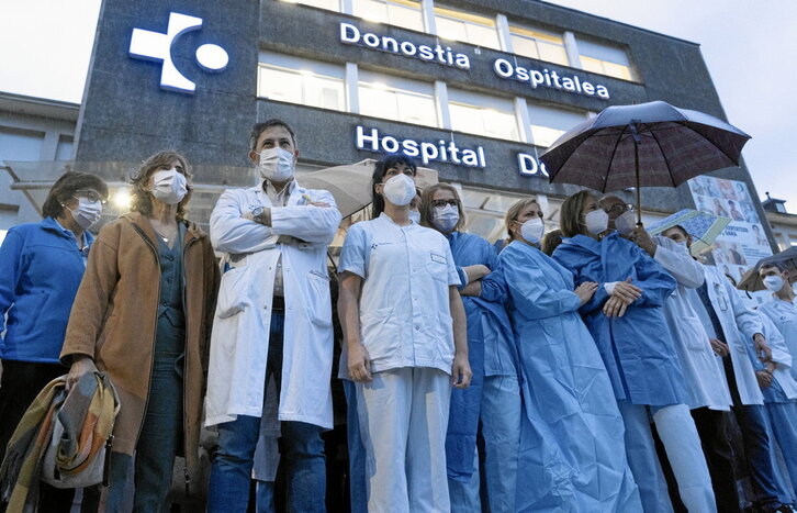 Concentración de profesionales de Osakidetza ante el Hospital Donostia.