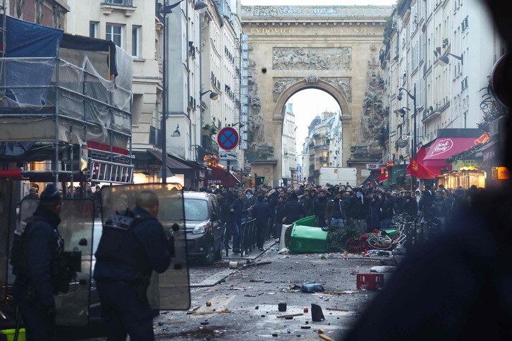 Integrantes de la comunidad kurda protestan tras el tiroteo mortal en París.