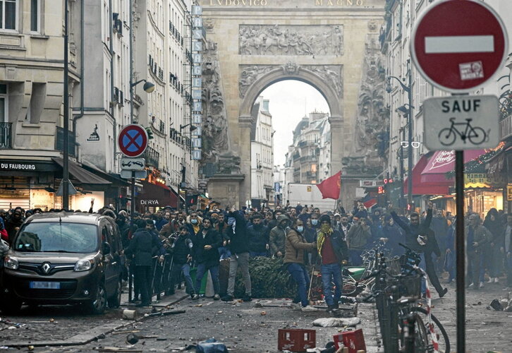 Manifestantes se enfrentan a los antidisturbios en el distrito 10 de París.
