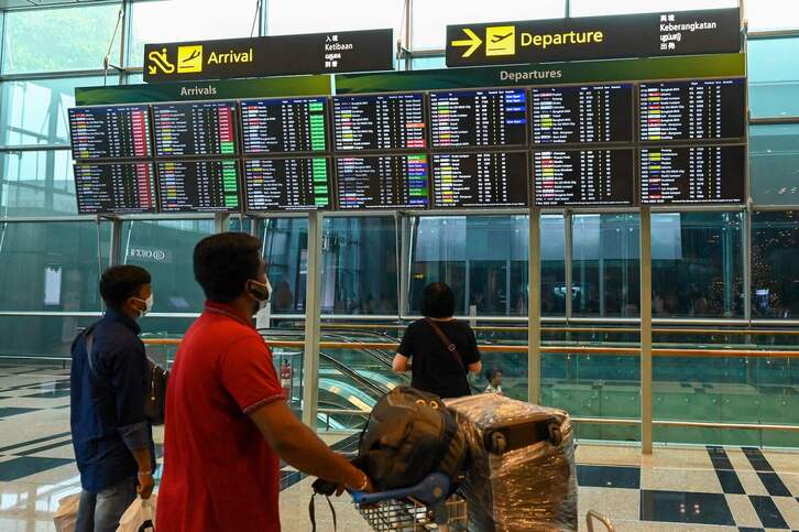 Pantallas con la cantidad de vuelos programados recientemente en el aeropuerto de Singapur.