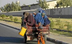 Mujeres afganas en la parte trasera de un carro en Kandahar.