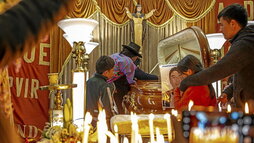 Familiares y amigos de Jonathan Alarcón se despiden del joven en su funeral.