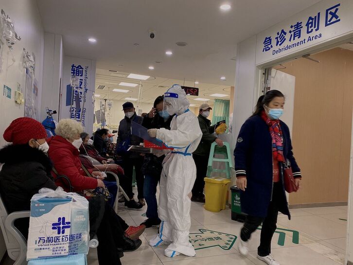 Pacientes de covid-19 reciben atención en el Hospital Universitario Chongqing.