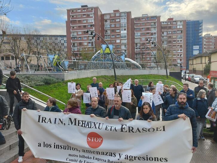 El comité de Metro Bilbao junto con los trabajadores en la concentración para denunciar la agresión que sufrió una compañera.