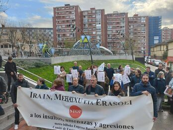 El comité de Metro Bilbao junto con los trarbajadores en la concentración para denunciar la agresión que sufrió una compañera.