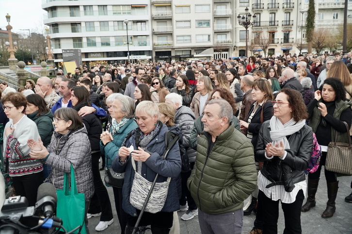 Consternación en la concentración en Alderdi Eder de Donostia, que ha reunido a cientos de personas este mediodía.