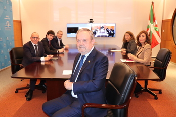 La representación vasca, con Azpiazu al frente, durante la reunión de la Comisión Mixta de Transferencias.