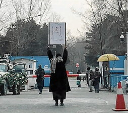Una mujer protesta en solitario ante la Universidad de Kabul.