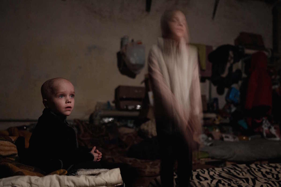 Cientos de miles de personas abandonaron Ucrania para escapar de una guerra en la que los colectivos más vulnerables como los niños solo pueden intentar sobrevivir.