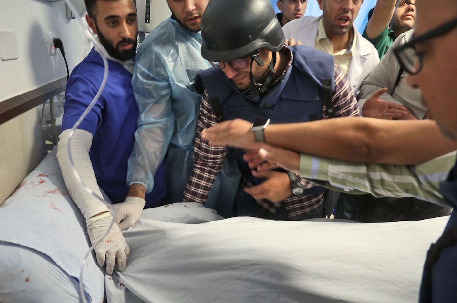 El dolor del cámara Mujaheed Al-Saadi ante el cuerpo inerte de su compañera, la periodista palestina Shireen Abu Akleh.