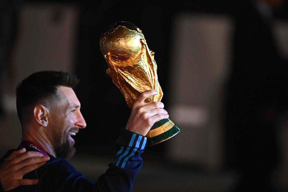 La selección argentina con su futbolista estrella Messi ganaron el polémico Mundial de Qatar. 