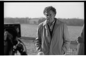 Kurt Vonnegut ante la cámara de Robert B. Weide en el documental 'Unstuck in Time'.