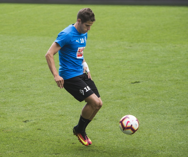 Pablo Hervías, en un entrenamiento con el Eibar.