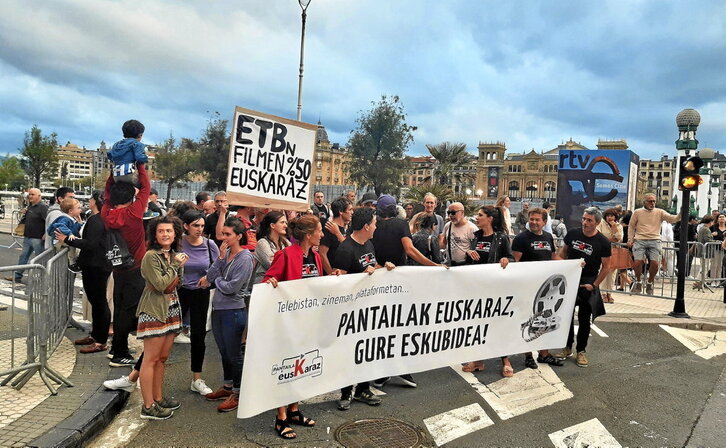 Pantailak Euskarazen protesta Donostian, irailean.