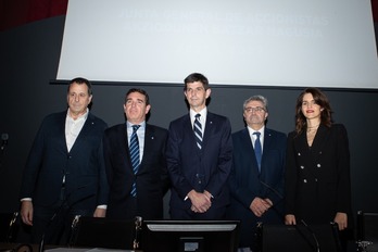 El Consejo de Administración del Alavés, liderado por Alfonso Fernández de Trocóniz.