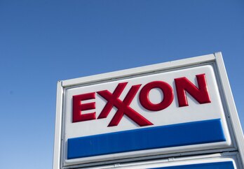 Logo de Exxon en una gasolinera.