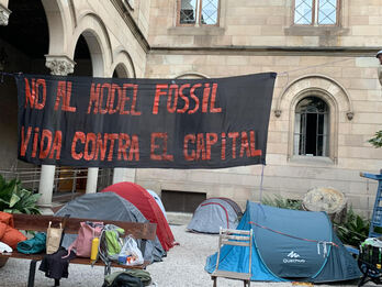 Imagen de la entrada de la Universitat de Barcelona ocupada por los activistas climáticos.