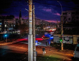 Una persona cruza una calle casi a oscuras de Mykolaiv en pleno corte de energía.