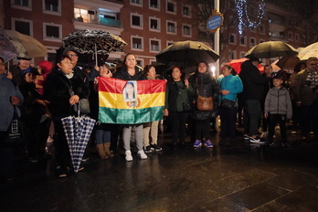 Miembros de la comunidad boliviana en Euskal Herria, durante la protesta del movimiento feminista celebrada ayer en Bilbo en recuerdo de Rebeca Huayta. 