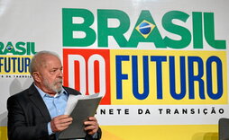 Lula da Silva asiste a la presentación del informe final del Gabinete de transición en Brasilia.