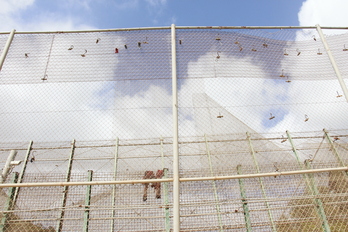 La valla de Melilla, icono de esta política, con restos de un intento de salto masivo en 2018.