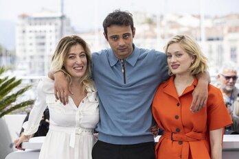Sofiane Bennacer entre Valéria Bruni Tedeschi, su pareja y directora de ‘Les Amandiers’, y la actriz Nadia Tereszkiewicz en el Festival de Cannes. 