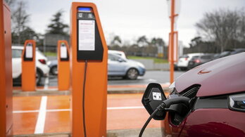 Los puntos de recarga de eléctricos se extienden en aparcamientos y zonas dedicadas a compartir vehículos.