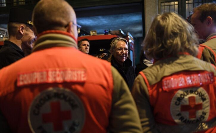 Elisabeth Borne conversa con miembros de la Cruz Roja durante su visita al dispositvo de Nochevieja en París.