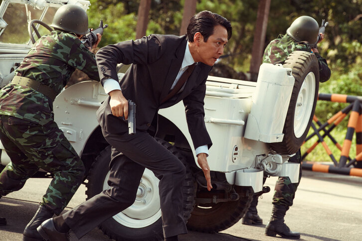 Lee Jung-jae protagoniza y dirige este thriller de acción y espionaje surcoereano.