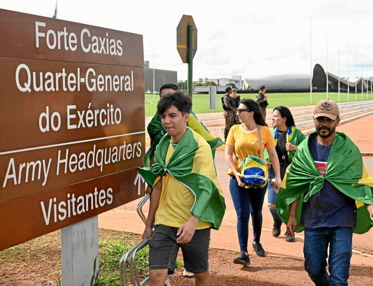 Bolsonaristas se dirigen al campamento frente al cuartel general del Ejército en Brasilia.