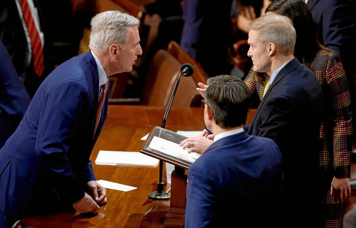 Kevin McCarthy habla con el congresista Jim Jordan, entre las votaciones.