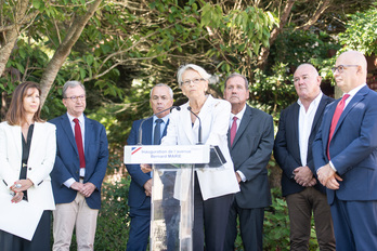 Alliot-Marie, en setiembre de 2022, durante la ceremonia de asignación de una avenida en Biarritz a su padre, el exsenador Bernard Marie, en el origen de la causa judicial abierta en su contra..