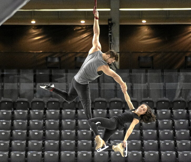 Dos momentos de los ensayos del espectáculo «Crystal» de Cirque du Soleil, que se puede ver en Iruñea hasta el 8 de enero.