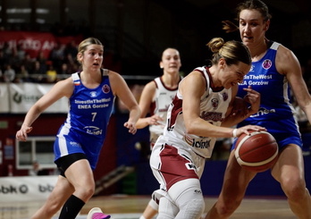 Ygueravide en primer plano y Cvitkovic al fondo, las protagonistas de la jugada ganadora.