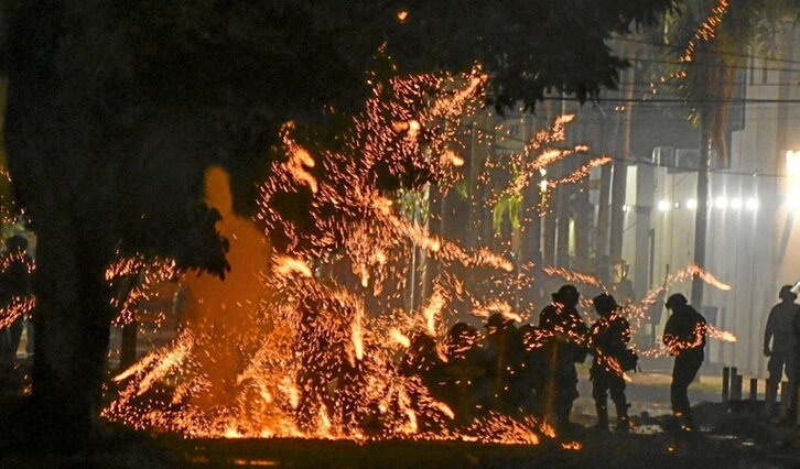 Manifestantes lanzan cohetes contra la Policía.